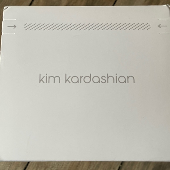 Beats x Kim Kardashian, NIB, Never Opened 2024 Light Gray - Picture 7 of 8